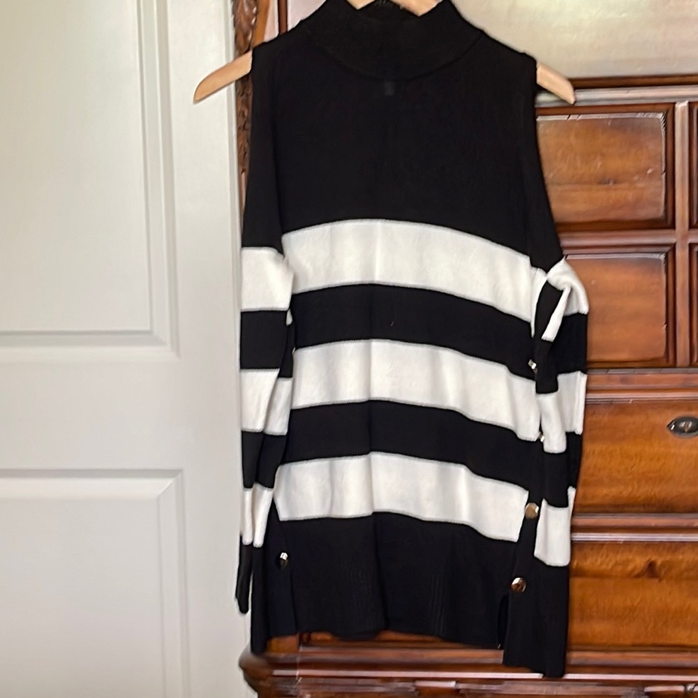 Chicos Sweater/size 2/regular size 12/M